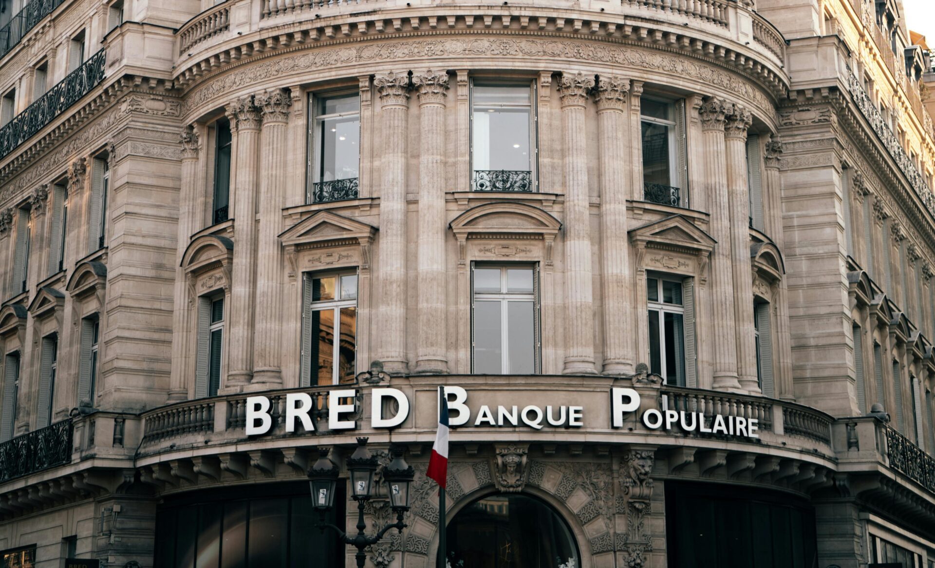 Agences bancaires 2.0 : la BRED dit oui au zéro papier